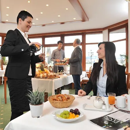 Garni Reulein Λιντάου